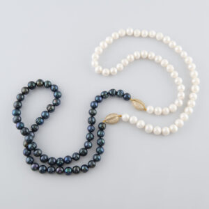 Colier de perle albe și negre cu linkuri cochilie
