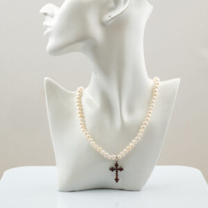 Perle cu cruce mică de granat