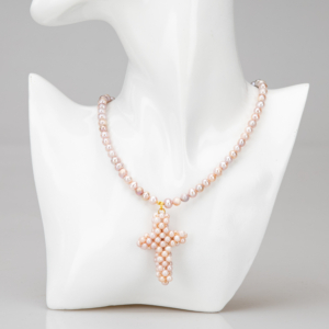 Colier de perle roz cu cruce