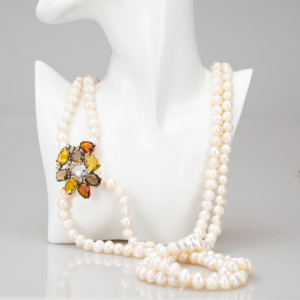 Colier dublu de perle cu accesoriu lateral