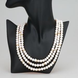 Colier de perle triplu cu accesorii aurii