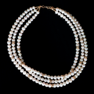 Colier de perle triplu cu accesorii aurii - imagine 3