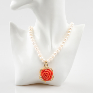 Colier de perle cu trandafir de coral