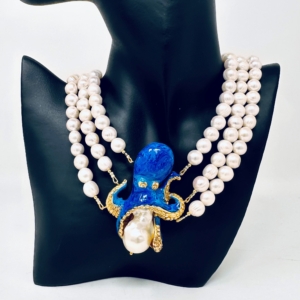 Colier triplu de perle albe cu caracatiță