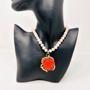 Colier de perle cu trandafir de coral