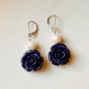 Cercei cu trandafiri albaștri de rășină
