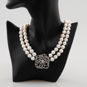 Colier dublu de perle cu accesoriu central