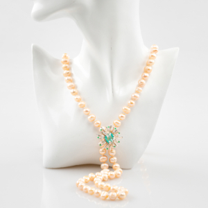 Colier lung de perle roz cu accesoriu central