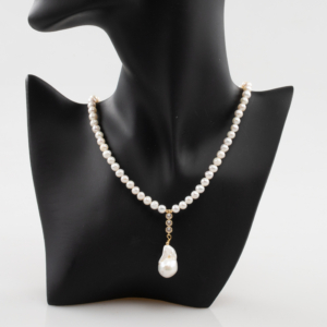 Colier de perle cu accesoriu central și perlă baroc