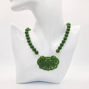 Colier de jad verde cu accesoriu central