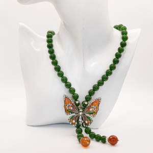 Colier lung de jad verde cu fluture