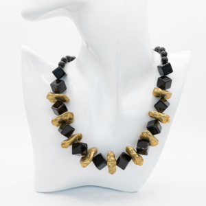 Colier de onix cu accesorii metalice