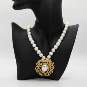 Colier de perle cu accesoriu masiv
