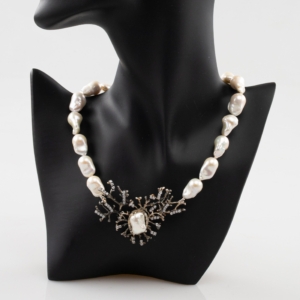 Colier de perle baroc cu accesoriu central